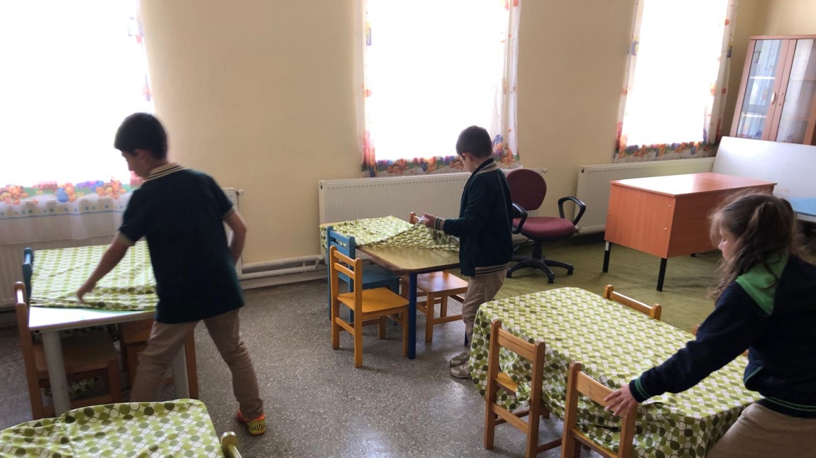 Yemek Saati Yaklaşırken Sofra Hazırlığı